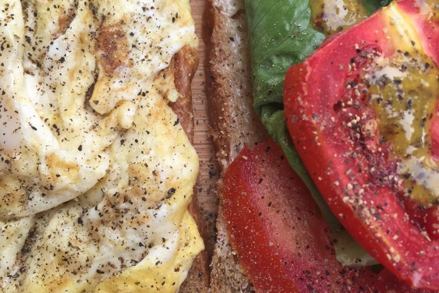 https://www.saffrontrail.com/wp-content/uploads/2015/10/travel-with-this-sandwich-egg-lettuce-tomato-sandwich-recipe.1024x1024-900x600.jpg