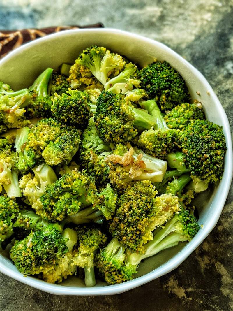 Microwave steamed broccoli garlic sesame seeds