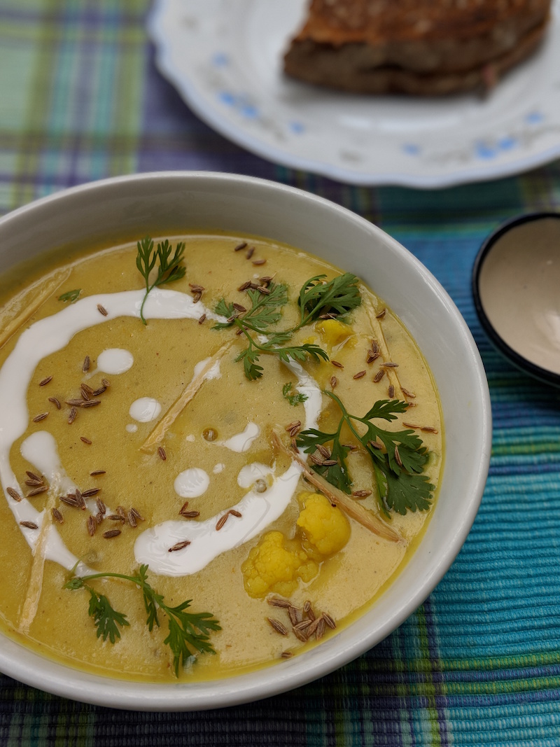 vegan creamy cauliflower soup